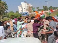 Congress, BJP workers clash with each other during protest in Warangal